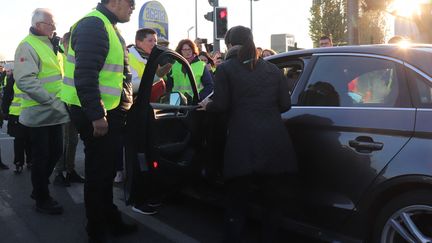 Des "gilets jaunes" bloquent des automobilistes sur une route au sud de Lille le 17 novembre 2018. (FRANÇOIS CORTADE / RADIOFRANCE)