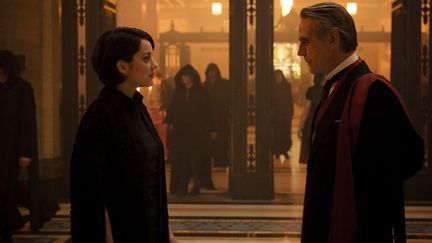 Marion Cotillard et Jeremy Irons dans "Assassin's Creed" de  Justin Kurzel
 (2016 Twentieth Century Fox)