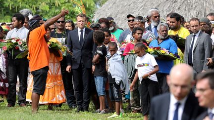 Le président français Emmanuel Macron en déplacement sur l'île d'Ouvéa (Nouvelle-Calédonie), le 5 mai 2018, lors d'une cérémonie en mémoire des 19 indépendantistes kanaks tués lors d'une prise d'otages vingt ans plus tôt. (LUDOVIC MARIN / AFP)