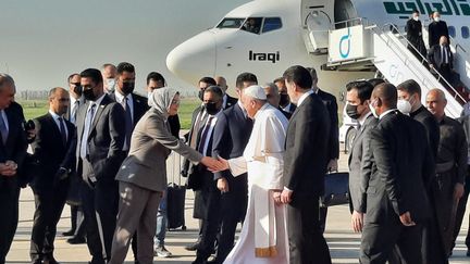 Le pape accueilli à sa sortie d'avion à Erbil, en Irak.&nbsp; (BRUCE DE GALZAIN / RADIO FRANCE)