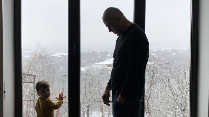 David Culot et son enfant Raphaël dans leur maison à Kharkiv (Ukraine), le 2 février 2022. (RAPHAEL GODET / FRANCEINFO)