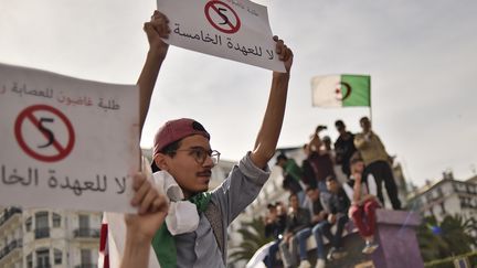 En Algérie, de nouvelles manifestations ont lieu vendredi 15 mars pour s'opposer au régime d'Abdelaziz Bouteflika. (RYAD KRAMDI / AFP)