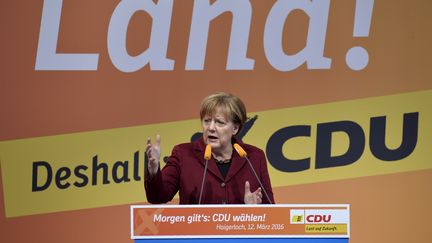 La chancelière allemande, Angela Merkel, tient un discours lors d'un meeting électoral à Haigerloch (Allemagne), le 12 mars 2016. (THOMAS KIENZLE / AFP)