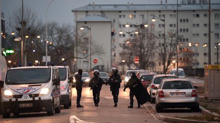 Des forces du Raid lors d'une opération de police dans le quartier de Neudorf à Strasbourg (Bas-Rhin), le 13 décembre 2018. (PATRICK HERTZOG / AFP)