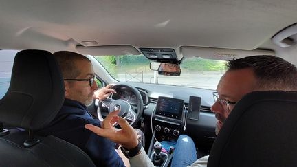 Chaque semaine,&nbsp;Jean-François Laporte délivre ses conseils à des dizaines de conducteurs&nbsp;lors de formations d'éco-conduite, en Essonne. (BENJAMIN ILLY / RADIO FRANCE)