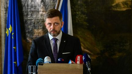 Le ministre tchèque de l'Intérieur Vit Rakusan lors d'une conférence de presse à Prague (République tchèque), le 3 mai 2024. (MICHAL CIZEK / AFP)