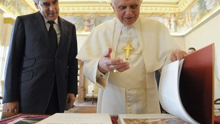 Au Vatican, Benoît XVI découvre le présent remis par le Premier ministre français, Francois Fillon (10/10/2009). (© AFP/ALBERTO PIZZOLI)