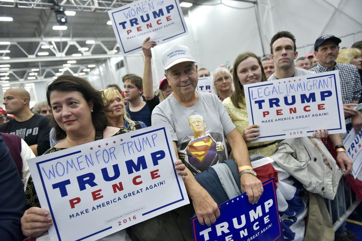 Des supporteurs de Donald Trump à Mannheim (Pennsylvanie, Etats-Unis), le 1er octobre 2016. (MANDEL NGAN / AFP)