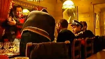 Capture d'&eacute;cran d'une vid&eacute;o film&eacute;e lors d'une "soir&eacute;e nazie" &agrave; Val-Thorens (Savoie), le 3 d&eacute;cembre 2011. (CAPTURE VID&Eacute;O FTVI)