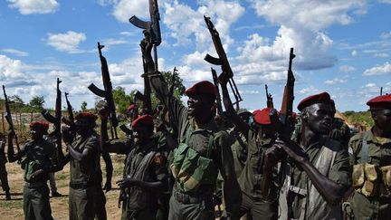 Les soldats de l'Armée de libération du peuple du Soudan (SPLA) dans un site de confinement à l'extérieur de Juba, le 14 avril 2016. (Samir Bol/ AFP)