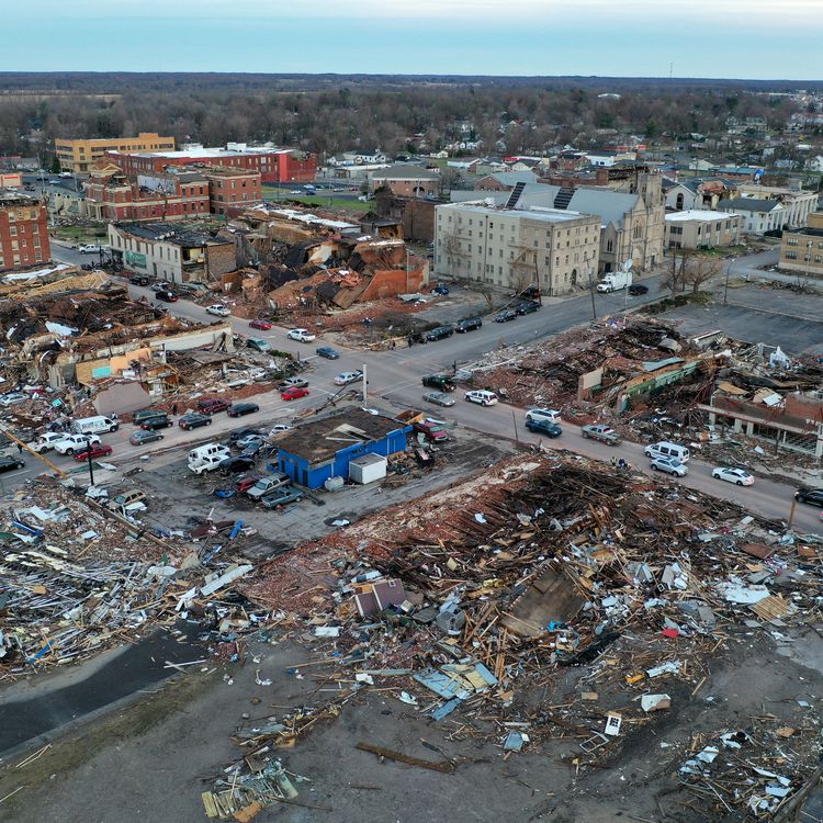 En Images Etats Unis Des Tornades Devastent Cinq Etats Faisant Au Moins 94 Morts