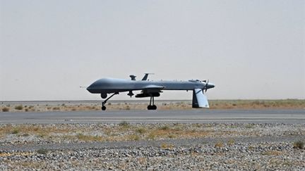 Un drone américain US Predator capable de lancer des missiles, sur le tarmac de l'aéroport militaire de Kandahar (AFP/MASSOUD HOSSAINI)