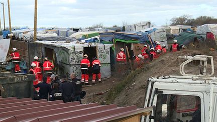 Reconnaissables à leurs casques de chantier et à leurs tenues de couleur, une vingtaine de salariés d'une entreprise de travaux publics ont procédé au démontage, à la main. (CHRIS DEN HOND/AP/SIPA)