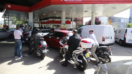 Une station-service à Issy-les-Moulineaux (Hauts-de-Seine), le 31 mai 2017.&nbsp; (BENJAMIN CREMEL / AFP)