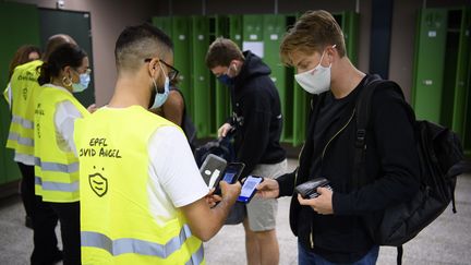 Le personnel de sécurité vérifie le certificat Covid des étudiants de l'université à l'École polytechnique fédérale de Suisse à Lausanne, le 21 septembre 2021. (LAURENT GILLIERON / KEYSTONE)