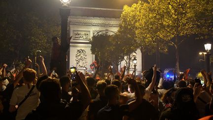 Des supporters du Paris Saint-Germain célèbrent la qualifiaction de leur équipe en finale de la Ligue des champions, le 18 août 2020 (photo d'illustration). (BERTRAND GUAY / AFP)