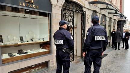 Une bijouterie en plein centre-ville de Lille (Nord), o&ugrave; un braquage a eu lieu le 29 octobre 2013. (PHILIPPE HUGUEN / AFP)