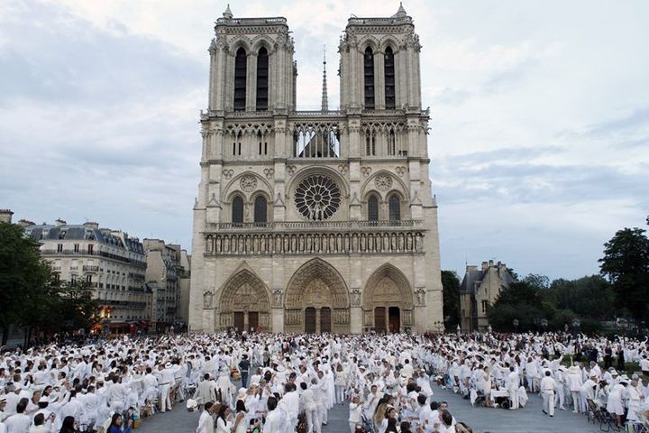 Le parvis de Notre-Dame-de-Paris pour le dîner en blanc de 2012.
 (Thomas Sanson / AFP)