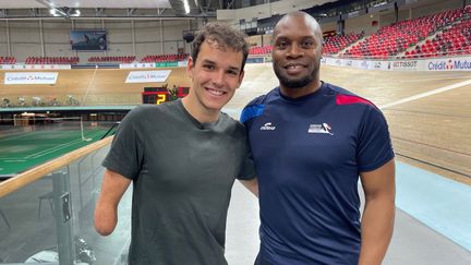 Grégory Baugé, entraineur de l'équipe de France de cyclisme sur piste, accueille Théo Curin au vélodrome de Saint-Quentin en Yvelines. (FABRICE RIGOBERT / FRANCEINFO)