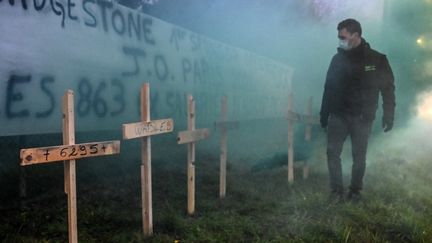 Des croix en bois plantées devant l'usine Bridgestone de Béthune&nbsp;(Pas-de-Calais), le 27 novembre 2020. (DENIS CHARLET / AFP)