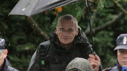 Francis Heaulme lors d'une reconstitution au cours de l'enqu&ecirc;te sur le double meurtre de&nbsp;Montigny-l&egrave;s-Metz (Moselle), le 3 octobre 2006.&nbsp; (JEAN-CHRISTOPHE VERHAEGEN / AFP)