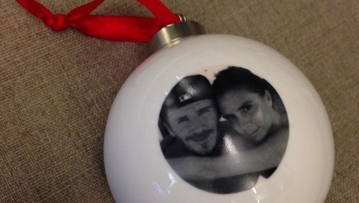 La photo de boule de No&euml;l diffus&eacute;e le 19 d&eacute;cembre sur le compte de Victoria Beckham. (VICTORIA BECKHAM / TWITTER )