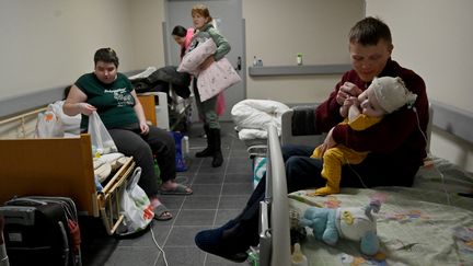 Des patients&nbsp;d'un hôpital pédiatrique de Kiev (Ukraine) s'apprêtent à être évacués vers la Pologne et l'Allemagne, le 5 mars 2022.&nbsp; (SERGEI SUPINSKY / AFP)