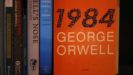 Une édition de "1984" de George Orwell dans les rayonnages d'une librairie de Los Angeles, le 25 janvier 2017. (JUSTIN SULLIVAN / GETTY IMAGES NORTH AMERICA / AFP)