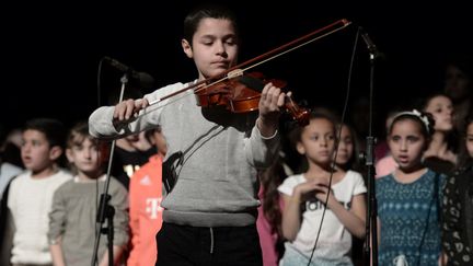 Un jeune violoniste de l'orchestre El Camino de Pau
 (Gaizka IROZ / AFP)