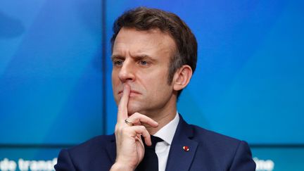 Emmanuel Macron, à Bruxelles, le vendredi 18 février 2022. (JOHANNA GERON / POOL)