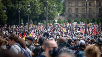 Manifestation du personnel soignant pour dénoncer le manque de moyens, le 16 juin 2020 à Paris. (CARINE SCHMITT / HANS LUCAS / AFP)