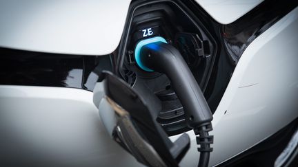 Une Renault Zoé en charge, le 26 mars 2018 à Paris. (MAXPPP)