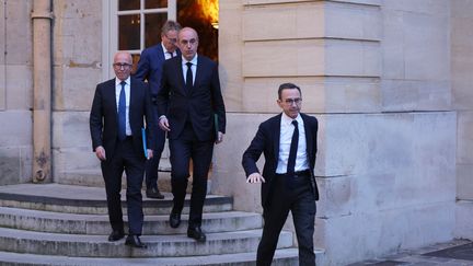 Le président de LR Eric Ciotti (à gauche), le président du groupe LR à l'Assemblée Olivier Marleix (au centre) et le président du groupe LR au Sénat Bruno Retailleau (au premier plan) quittent Matignon, le 5 avril 2023, à Paris. (THOMAS SAMSON / AFP)