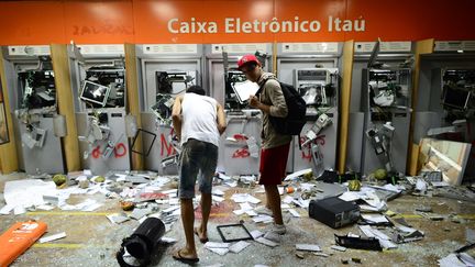 Symboles de la baisse du pouvoir d'achat, des distributeurs automatiques ont &eacute;t&eacute; vandalis&eacute;s &agrave; Rio de Janeiro, le 17 juin 2013. (CHRISTOPHE SIMON / AFP)