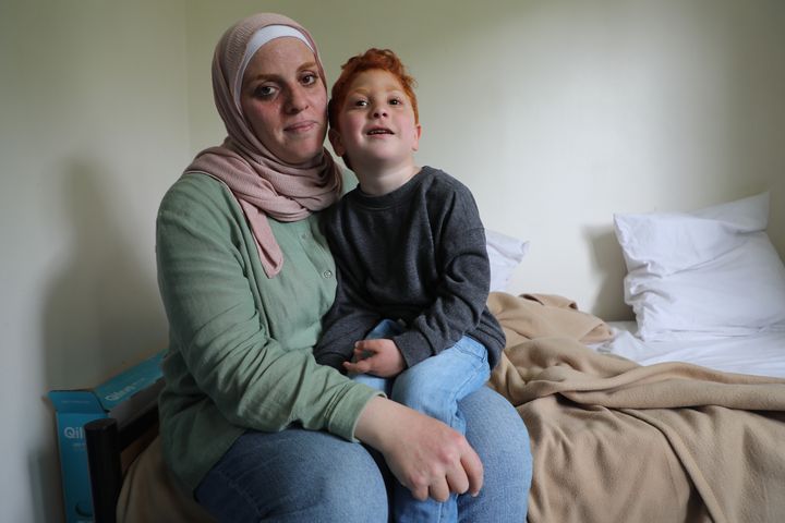 Khitam al-Kurd et son fils Zakaria, dans leur logement à Nanterre (Hauts-de-Seine), le 31 mai 2024. (ELISE LAMBERT / FRANCEINFO)