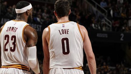 LeBron James et Kevin Love (Cleveland Cavaliers) (DAVID LIAM KYLE / NBAE / GETTY IMAGES)