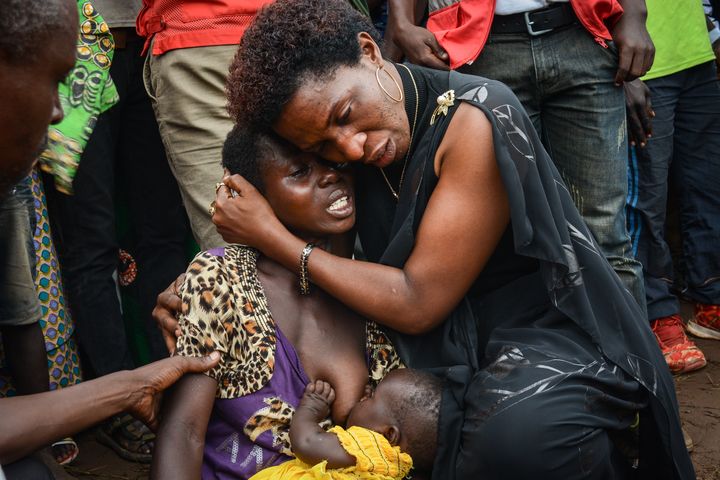 Des membres d'une famille de victimes tuées par un groupe armé à&nbsp;Ruhagarika, au Burundi, le 15 mai 2018. (STR / AFP)