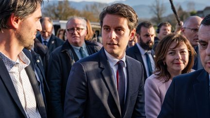 Le Premier ministre Gabriel Attal en visite dans une ferme à Montrastruc-de-Salies (Haute-Garonne) pour annoncer des mesures pour faire face à la grogne des agriculteurs, le 26 janvier 2024. (JEAN-MARC BARRERE / HANS LUCAS / AFP)