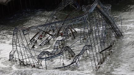 L'ouragan Sandy a compl&egrave;tement d&eacute;truit ce "grand 8" &agrave; Seaside Heights (New Jersey). (MARIO TAMA / GETTY IMAGES NORTH AMERICA)