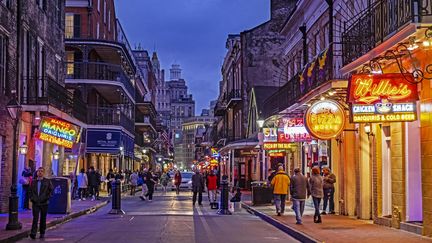 La célèbre Bourbon Street, à La Nouvelle-Orléans, en Louisiane. (HTTPS://IMAGEBROKER.COM/9604781)