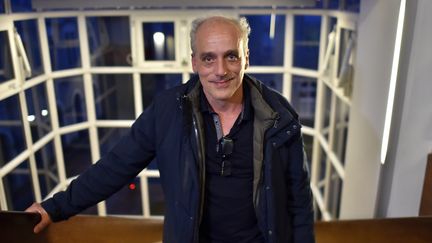 Philippe Poutou, candidat NPA à la présidentielle, pose avant son meeting de Nantes, le 29 mars 2017. (LOIC VENANCE / AFP)