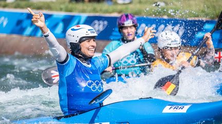 Saut dans le vide, pirouette et coups de pagaie... Le spectaculaire kayak cross a passionné les foules pour son entrée aux JO et une surprise française s'invite sur le podium avec l'argent d'Angèle Hug. (BAPTISTE AUTISSIER / AFP)