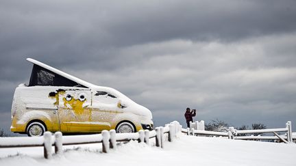 Un automobiliste est garé sur le bord d'une route aux monts d'Or, dans le Rhône, le 1er avril 2022.&nbsp; (OLIVIER CHASSIGNOLE / AFP)