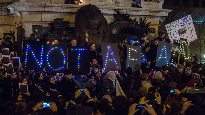 Lors de la manifestation de soutien &agrave; Charlie Hebdo, le 7 janvier 2015, place de la R&eacute;publique &agrave; Paris. (MICHAEL BUNEL / NURPHOTO / AFP)