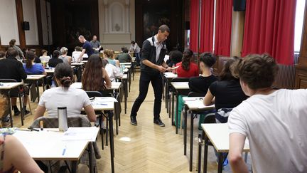 Des élèves passent l'épreuve de philosophie dans le cadre des épreuves du baccalauréat, au lycée Fustel de Coulanges à Strasbourg, le 18 juin 2024. (FREDERICK FLORIN / AFP)