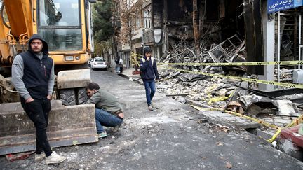 Des passants à Téhéran (Iran) au lendemain de manifestations contre l'augmentation du prix de l'essence, le 27 novembre 2019. (WANA NEWS AGENCY / REUTERS)