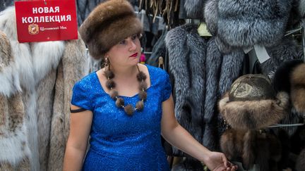 Une collection de pièces de fourrure au Salon international de la fourrure de Moscou, en 2017. (MLADEN ANTONOV / AFP)