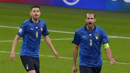 Jorginho (à gauche) et Giorgio Chellini lors de la demi-finale de l'Euro 2021 entre l'Italie et l'Espagne, mardi 6 juillet. (MATT DUNHAM / POOL / AFP)