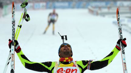 Martin Fourcade savoure sa victoire apr&egrave;s l'&eacute;preuve de poursuite de biathlon &agrave;&nbsp;Khanty-Mansiysk, en Russie, samedi 17 mars. (KIRILL KUDRYAVTSEV / AFP)