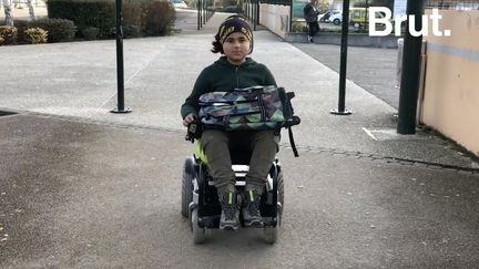 À 12 ans, Apollo est atteint d'une maladie génétique rare qui empêche ses muscles de se développer. Se déplacer en fauteuil dans le collège, écrire, porter son sac, rien de tout cela n'est facile. Brut l'a rencontré.